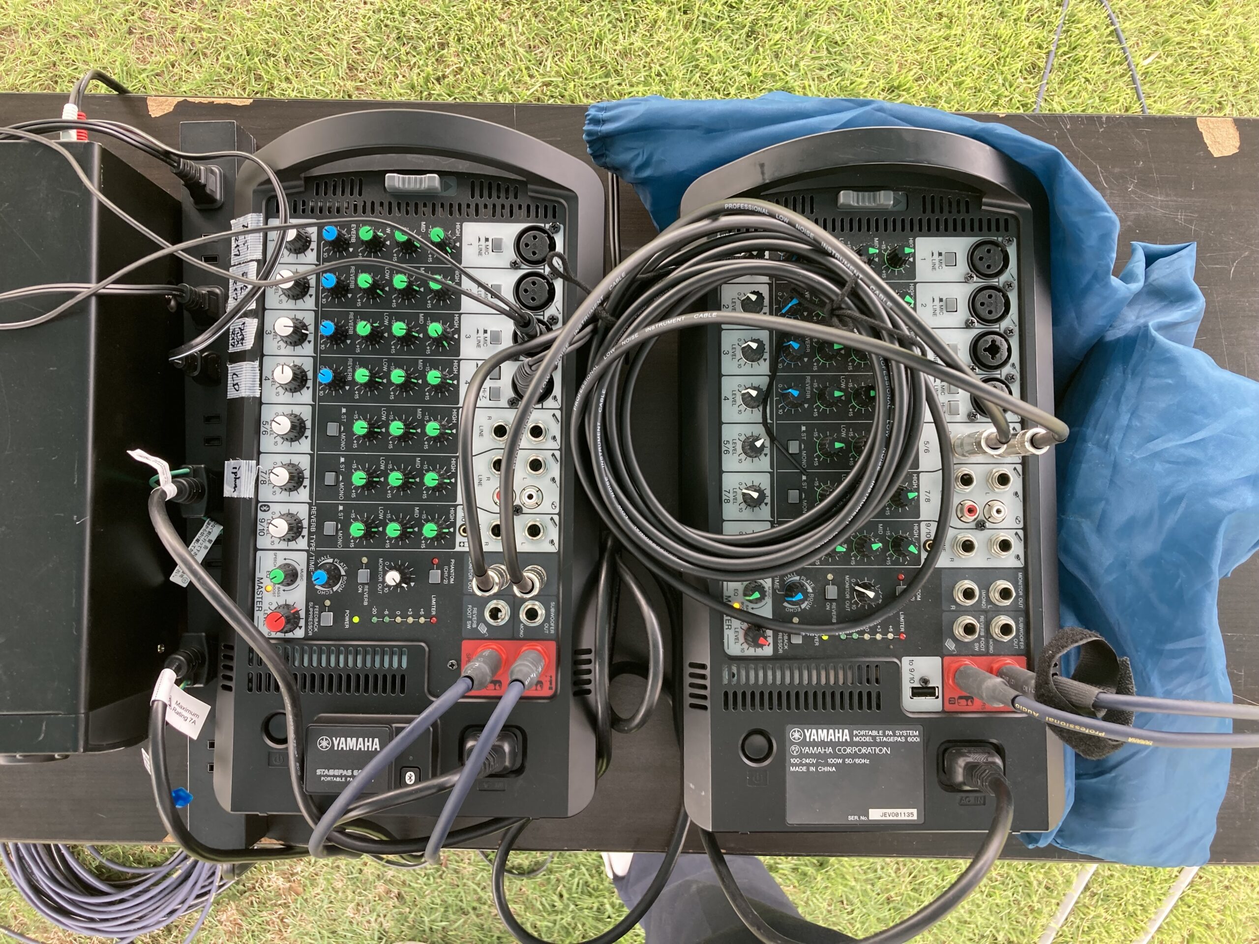STAGEPAS 600を2セット連結した実際の配線。1台目のMONITOR OUTから2台目のライン入力へ接続している様子